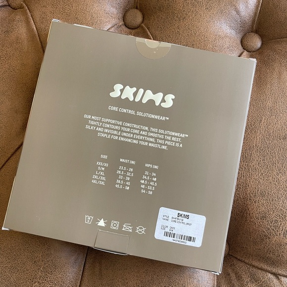 SKIMS CORE CONTROL BRIEF (S/M) - Picture 2 of 5